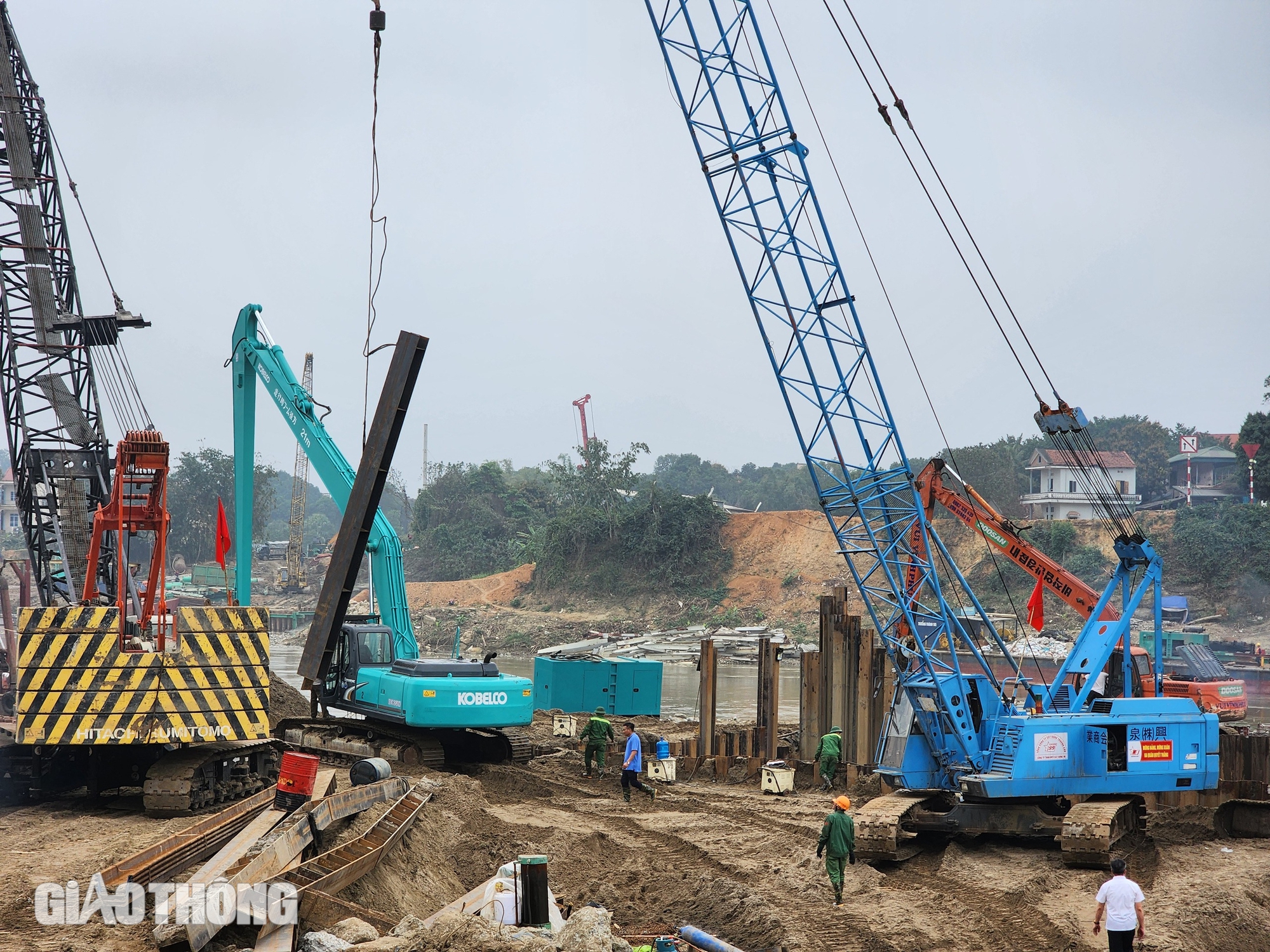 Rộn tiếng m&aacute;y tr&ecirc;n c&ocirc;ng trường x&acirc;y cầu Phong Ch&acirc;u mới- Ảnh 1.