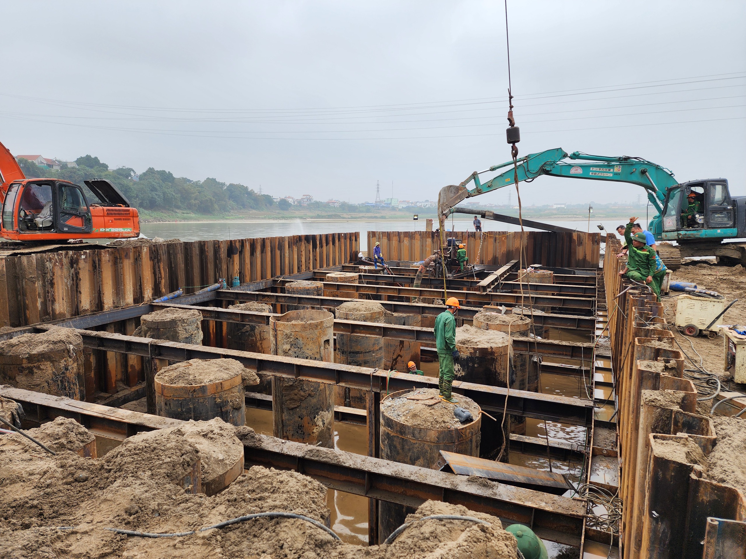 Rộn tiếng m&aacute;y tr&ecirc;n c&ocirc;ng trường x&acirc;y cầu Phong Ch&acirc;u mới- Ảnh 2.