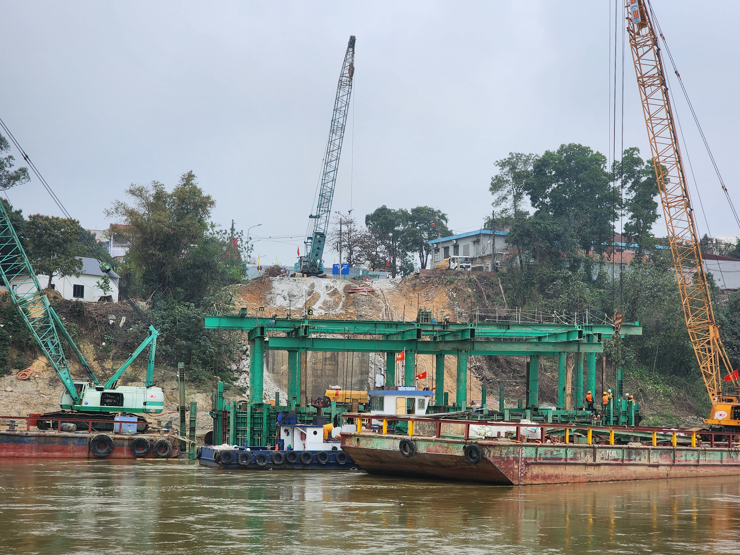 Rộn tiếng m&aacute;y tr&ecirc;n c&ocirc;ng trường x&acirc;y cầu Phong Ch&acirc;u mới- Ảnh 3.