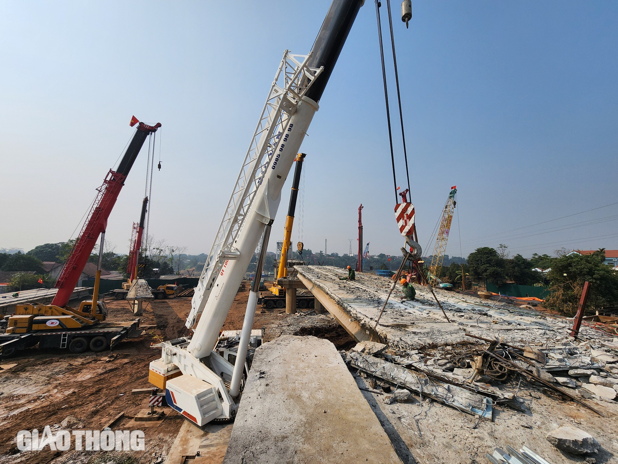 Rộn tiếng m&aacute;y tr&ecirc;n c&ocirc;ng trường x&acirc;y cầu Phong Ch&acirc;u mới- Ảnh 8.