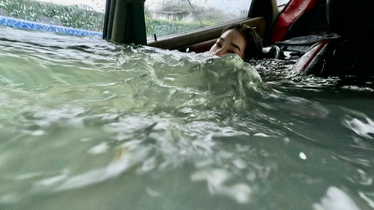 Diễn viên Trần Bé Quyên bị dìm trong xe đóng kín dưới nước ở nhiệt độ 14 độ C