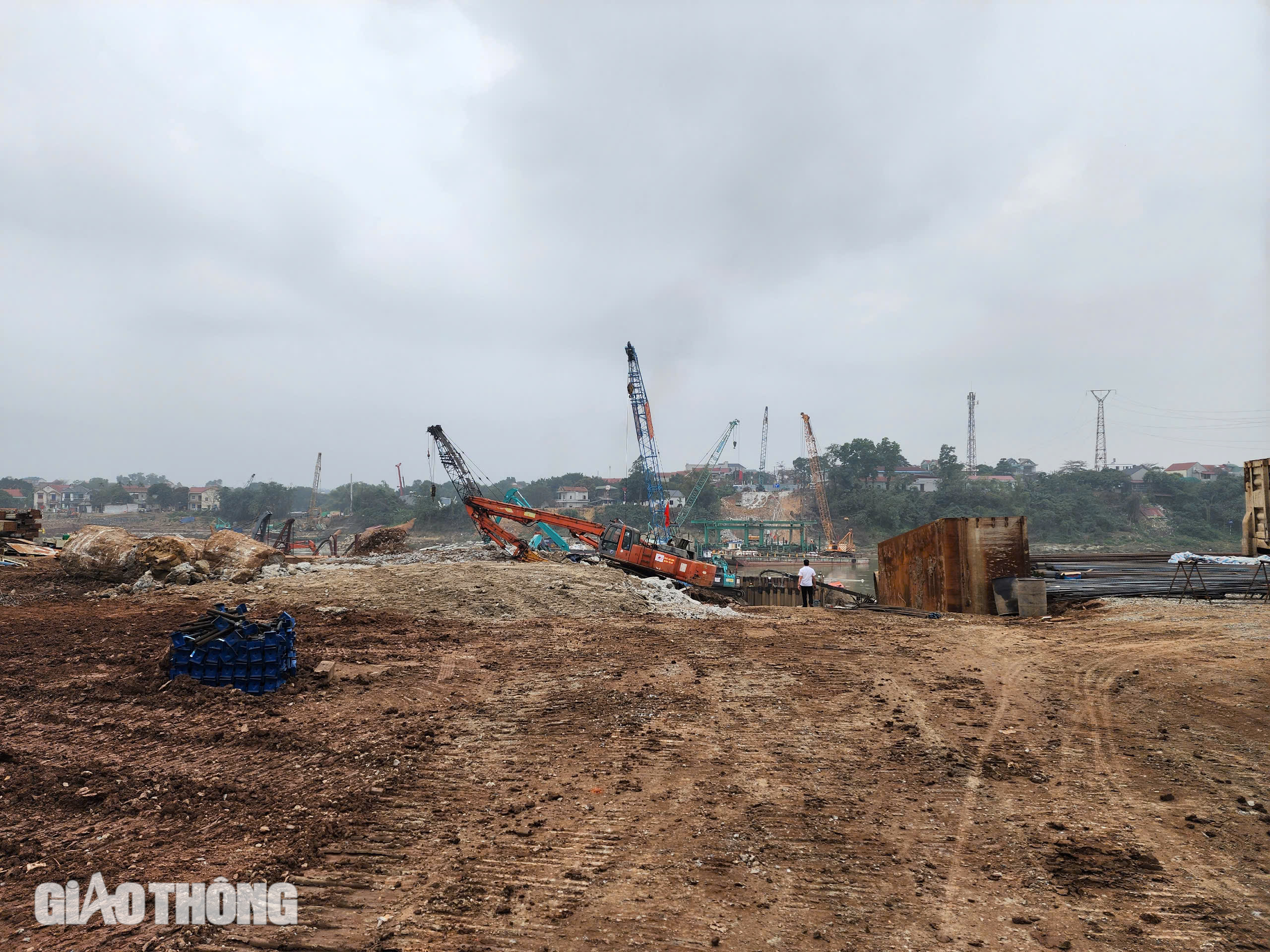 Rộn tiếng m&aacute;y tr&ecirc;n c&ocirc;ng trường x&acirc;y cầu Phong Ch&acirc;u mới- Ảnh 9.