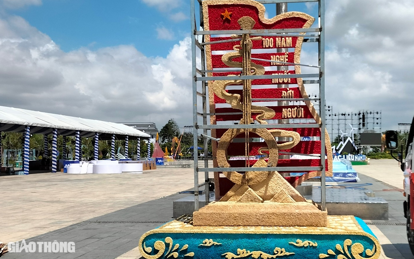 Bức phù điêu làm từ 300kg muối "vươn khơi đón ánh bình minh" ở Bạc Liêu- Ảnh 2. Độc đáo cây đàn kìm được chế tác từ hơn 500kg muối ở Bạc Liêu