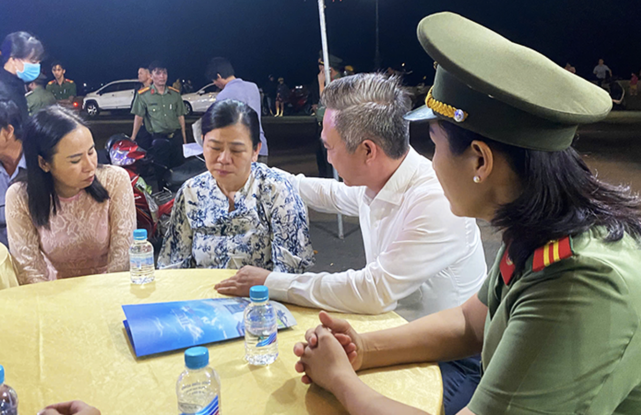 Thăng cấp h&agrave;m vượt bậc v&agrave; hỗ trợ gia đ&igrave;nh chiến sĩ cảnh s&aacute;t cơ động hy sinh- Ảnh 2.