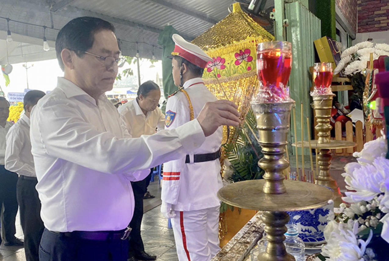 Thăng cấp h&agrave;m vượt bậc v&agrave; hỗ trợ gia đ&igrave;nh chiến sĩ cảnh s&aacute;t cơ động hy sinh- Ảnh 1.