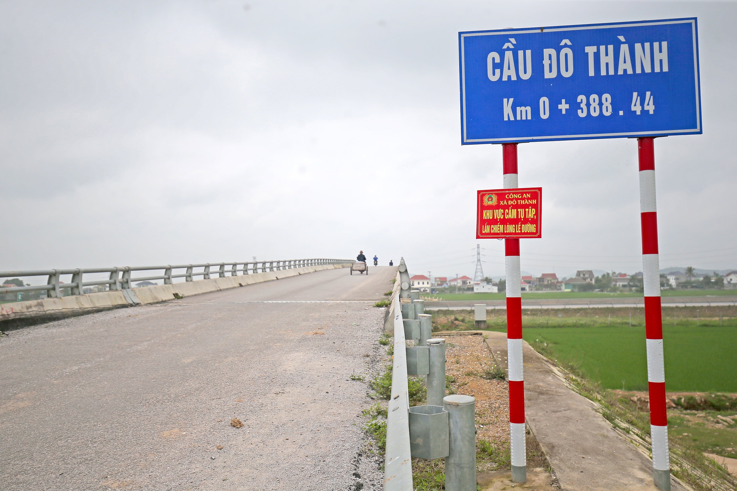 Nghệ An: Cấm tụ tập tr&ecirc;n cầu vượt, ngăn n&eacute;m đ&aacute; xuống cao tốc- Ảnh 1.