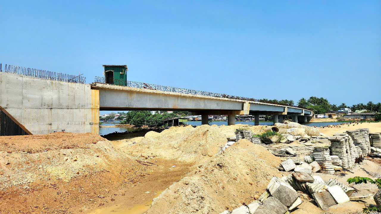 Dự &aacute;n đường 2.100 tỷ ở Quảng Ng&atilde;i rầm rập tiếng m&aacute;y sau chỉ đạo của Thủ tướng- Ảnh 4.