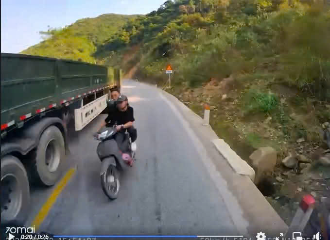 Khoảnh khắc xe m&aacute;y vượt ẩu đối đầu xe bồn tr&ecirc;n QL7 khiến 2 người tử vong - Ảnh 1.