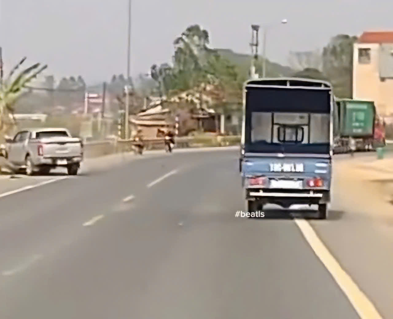 Buồn ngủ, t&agrave;i xế xe b&aacute;n tải hất văng m&ocirc; t&ocirc; tr&ecirc;n QL1 qua Lạng Sơn khiến 2 người tử vong- Ảnh 1.