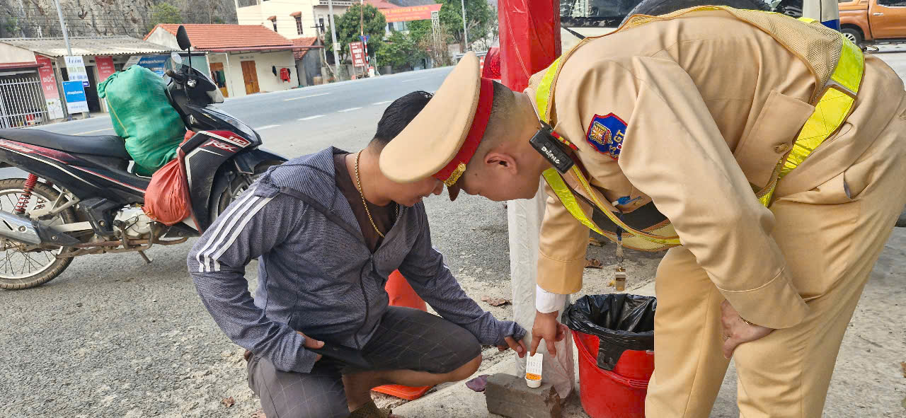 Liên tiếp phát hiện tài xế "phê" ma túy, CSGT Lạng Sơn kiểm tra toàn bộ lái xe đầu kéo- Ảnh 3. Liên tiếp phát hiện tài xế "phê" ma túy, CSGT Lạng Sơn kiểm tra toàn bộ lái xe đầu kéo- Ảnh 3.