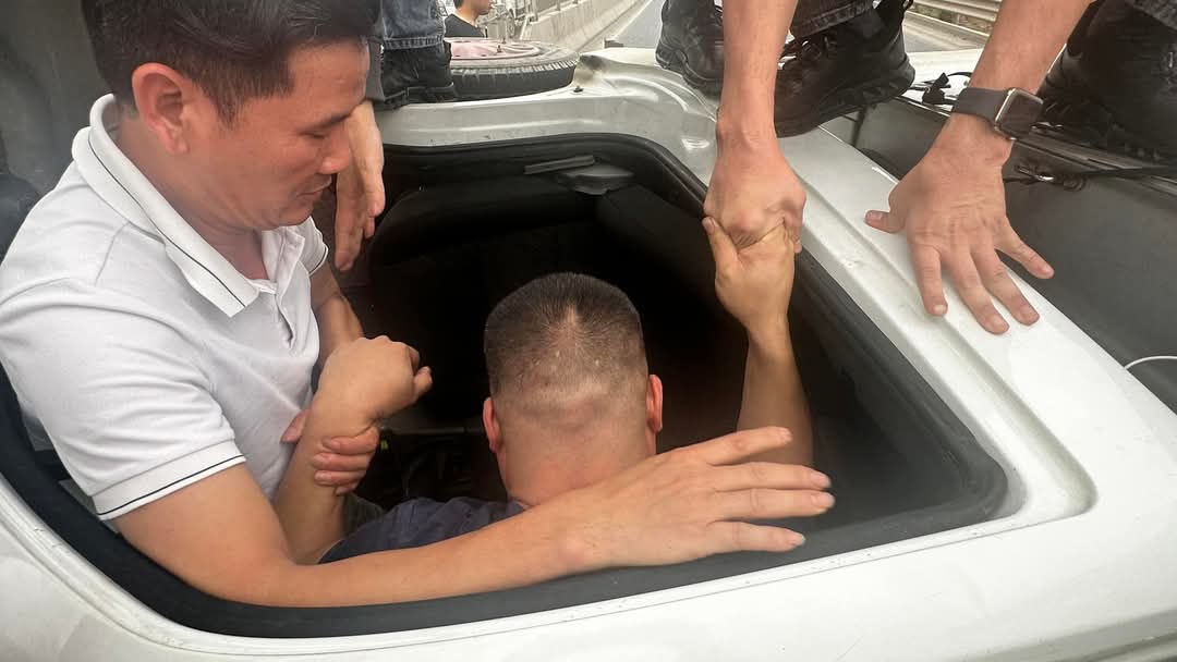 Xe tải nổ lốp, lật chắn ngang một l&agrave;n cao tốc Tuy&ecirc;n Quang - Ph&uacute; Thọ- Ảnh 2.