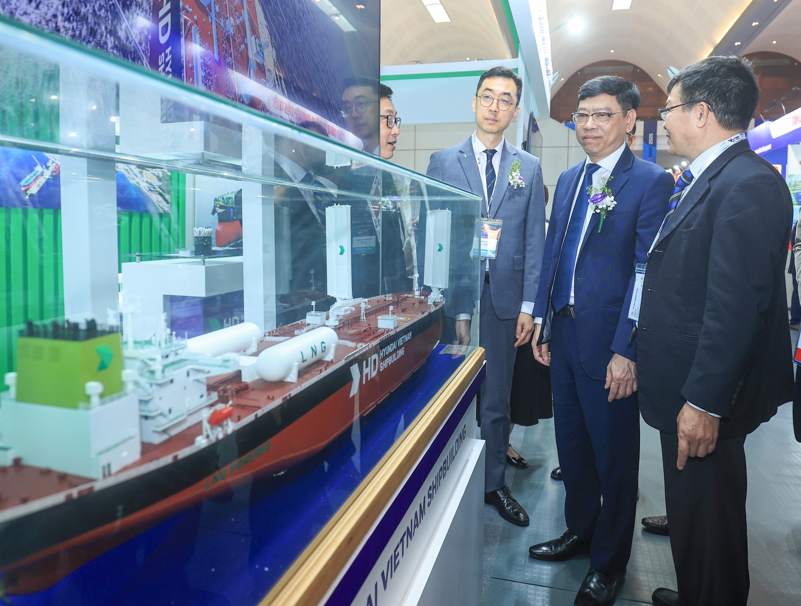 To&agrave;n cảnh triển l&atilde;m quốc tế về c&ocirc;ng nghệ đ&oacute;ng t&agrave;u v&agrave; c&ocirc;ng tr&igrave;nh ngo&agrave;i khơi- Ảnh 2.