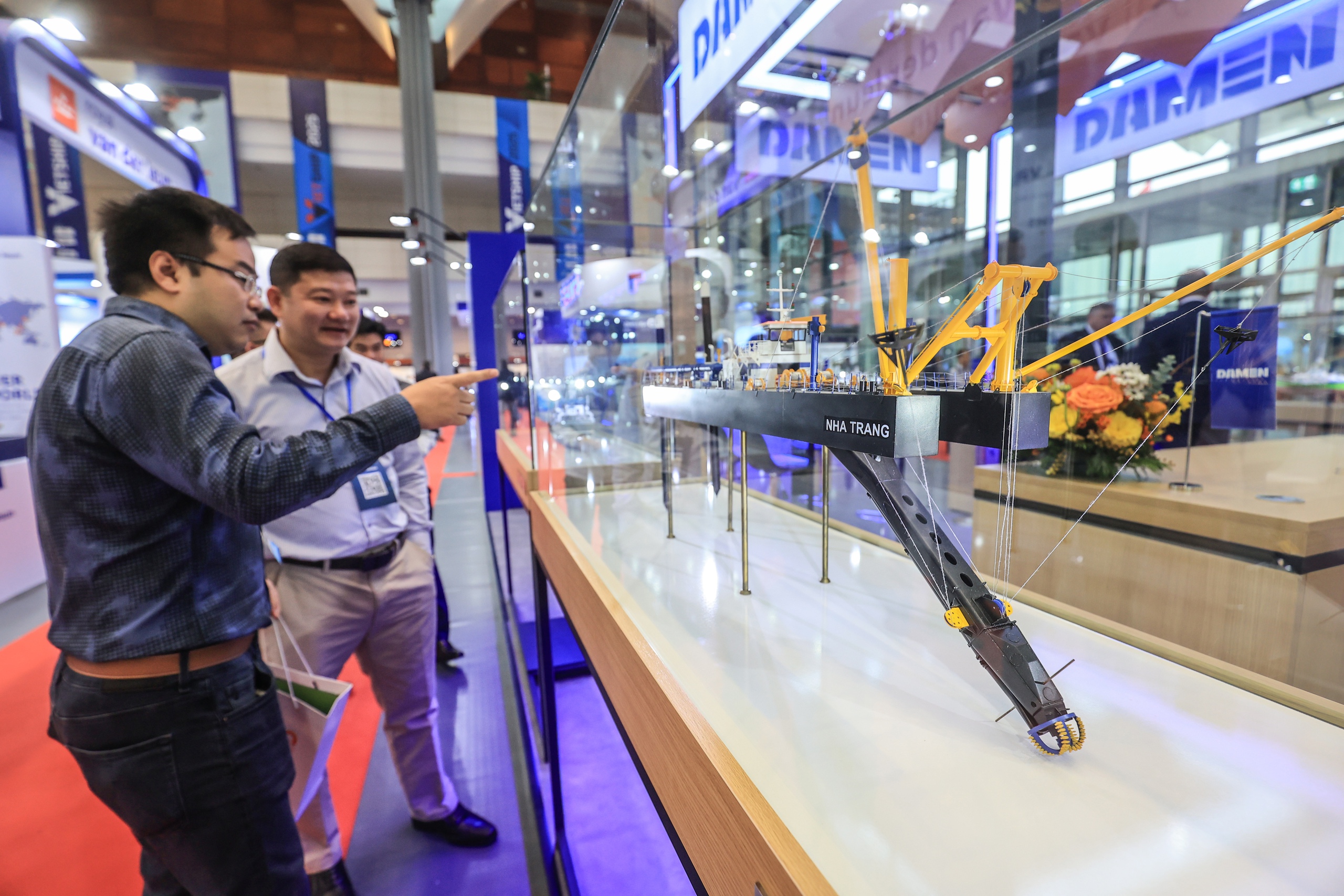 To&agrave;n cảnh triển l&atilde;m quốc tế về c&ocirc;ng nghệ đ&oacute;ng t&agrave;u v&agrave; c&ocirc;ng tr&igrave;nh ngo&agrave;i khơi- Ảnh 10.