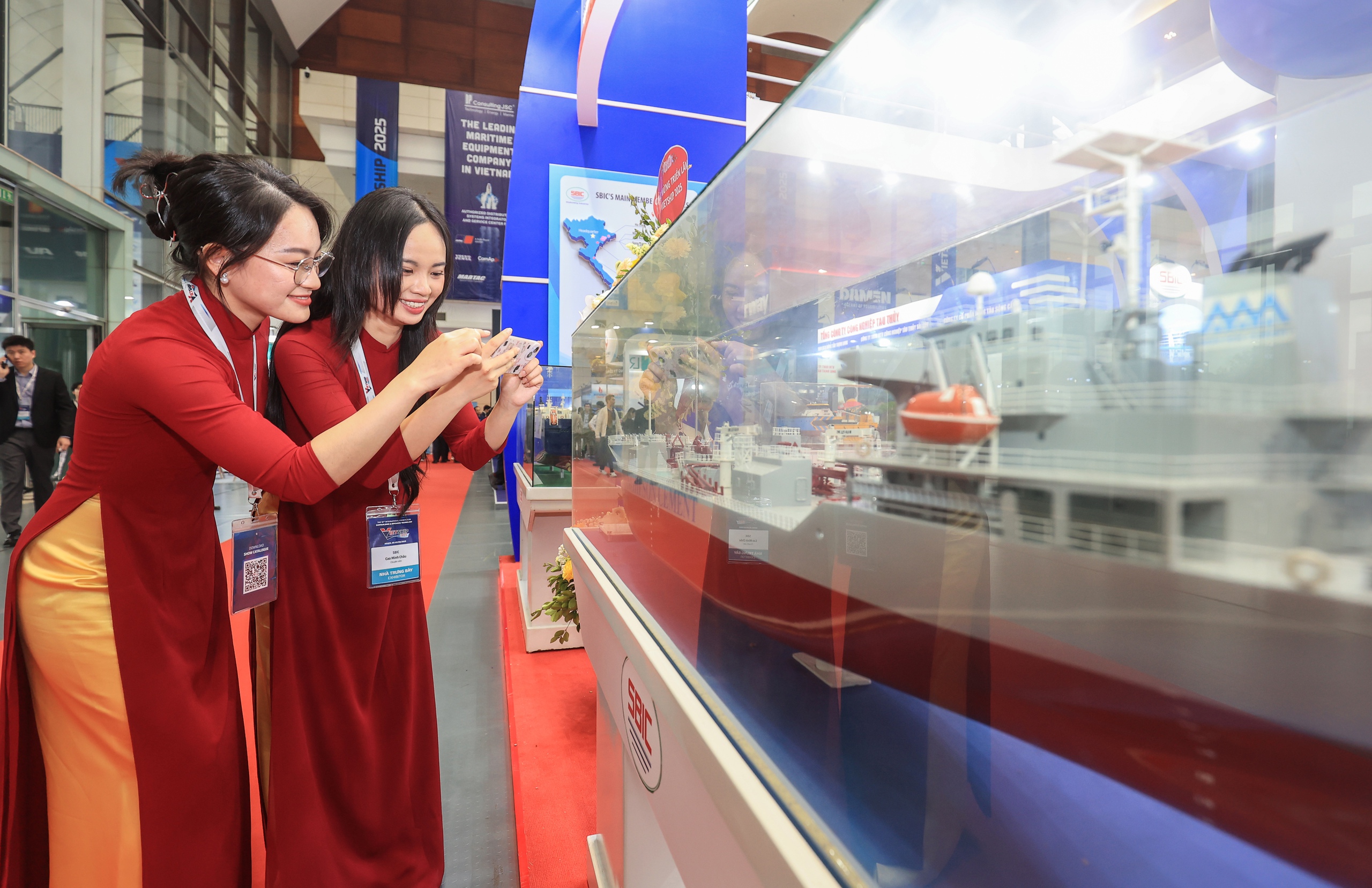 To&agrave;n cảnh triển l&atilde;m quốc tế về c&ocirc;ng nghệ đ&oacute;ng t&agrave;u v&agrave; c&ocirc;ng tr&igrave;nh ngo&agrave;i khơi- Ảnh 17.