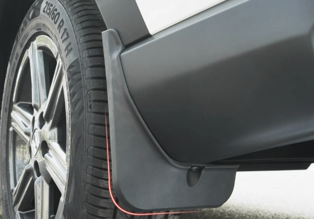 Chắn b&ugrave;n bị r&aacute;ch vỡ, &ocirc; t&ocirc; c&oacute; được đăng kiểm?- Ảnh 2.