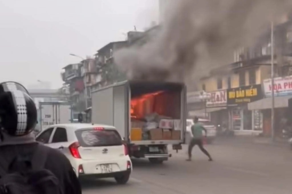 &Ocirc; t&ocirc; tải đang chạy bất ngờ bốc ch&aacute;y tr&ecirc;n phố H&agrave; Nội- Ảnh 1.