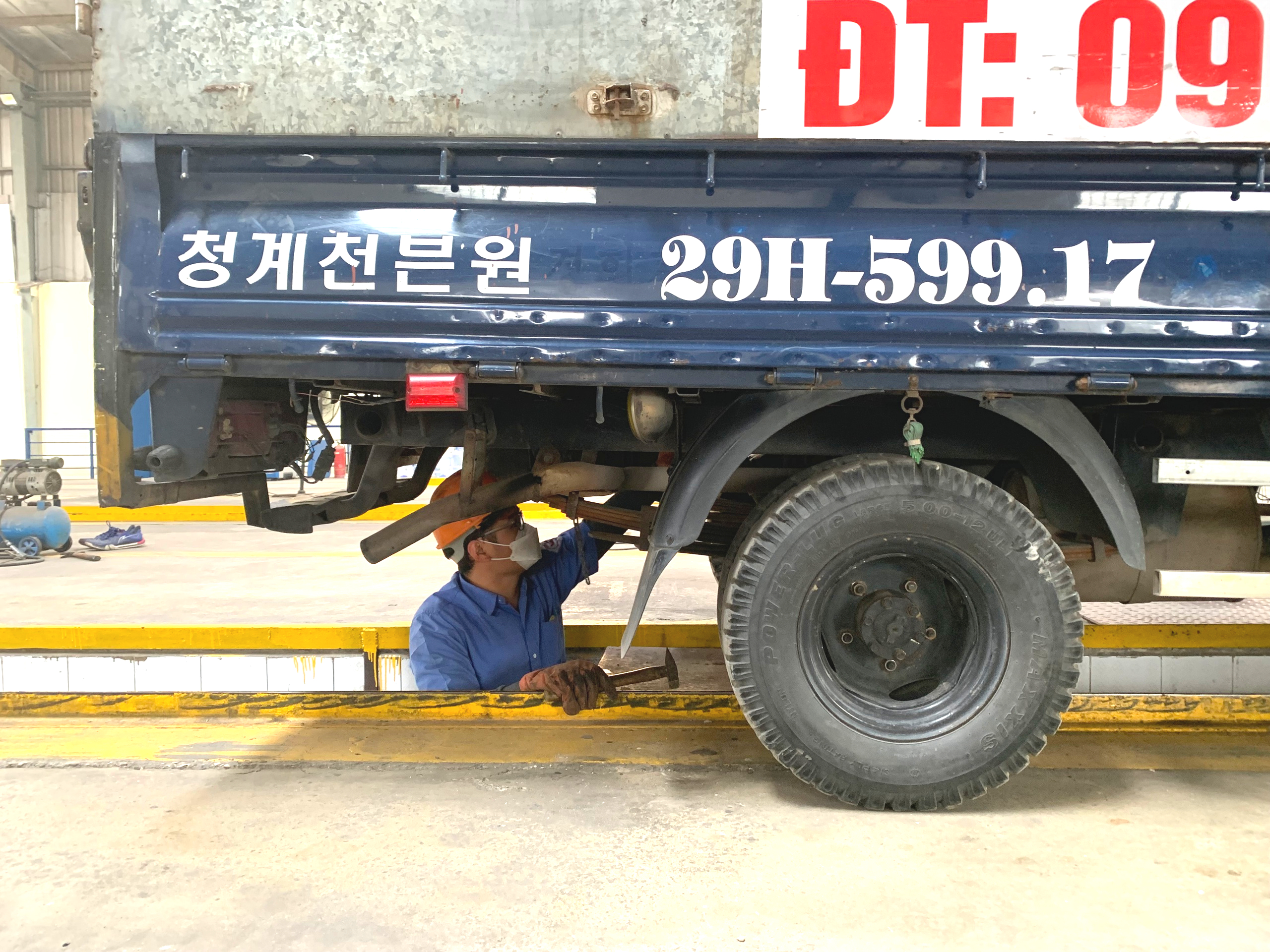 Chắn b&ugrave;n bị r&aacute;ch vỡ, &ocirc; t&ocirc; c&oacute; được đăng kiểm?- Ảnh 1.