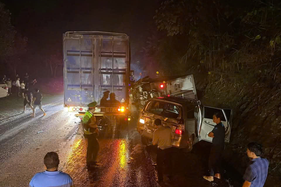 Tai nạn li&ecirc;n ho&agrave;n tr&ecirc;n quốc lộ 6 khiến hai người bị thương- Ảnh 1.
