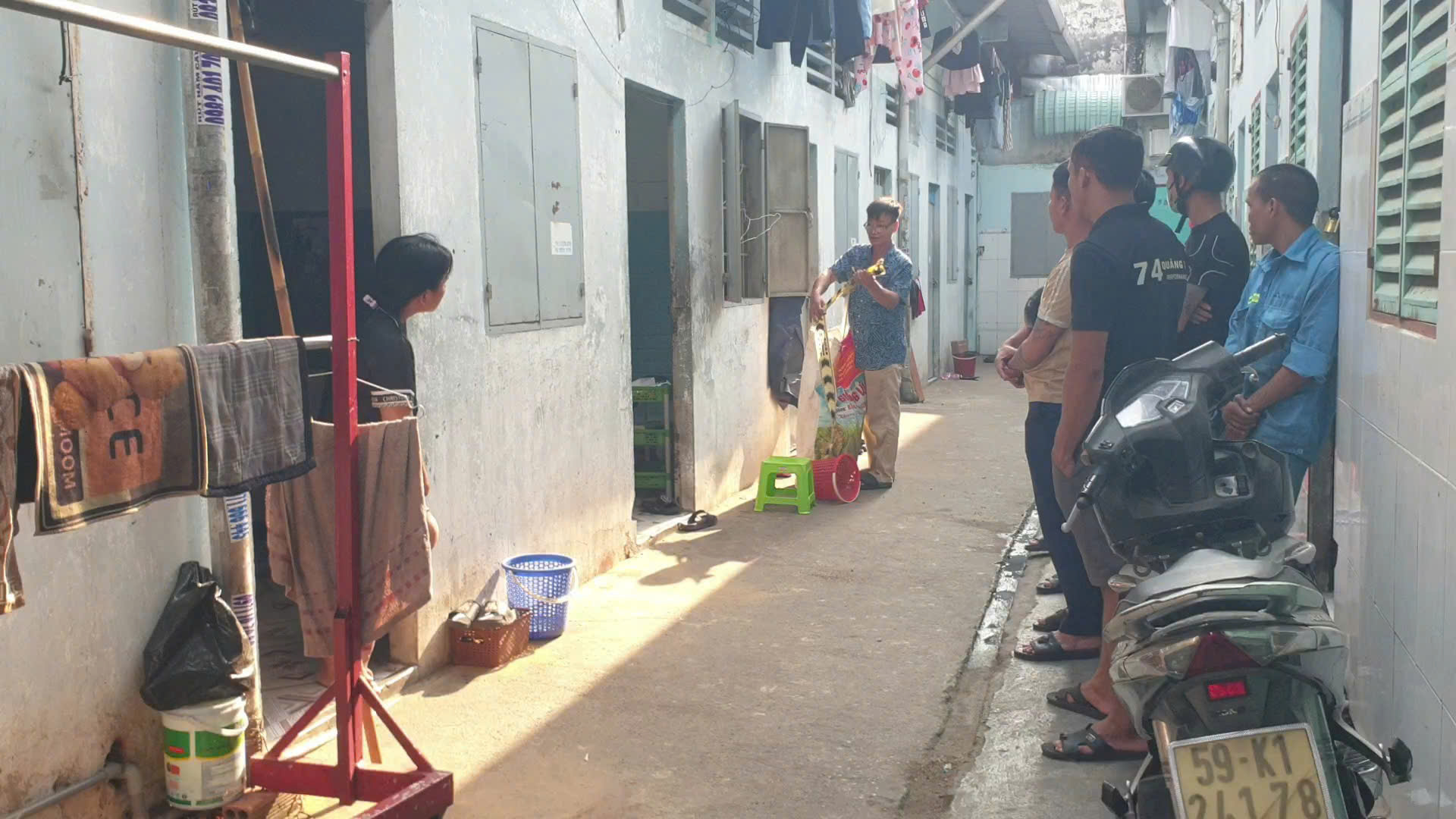 Điều tra vụ thanh ni&ecirc;n chết trước cửa ph&ograve;ng trọ ở B&igrave;nh Dương, cổ c&oacute; vết cắt- Ảnh 1.