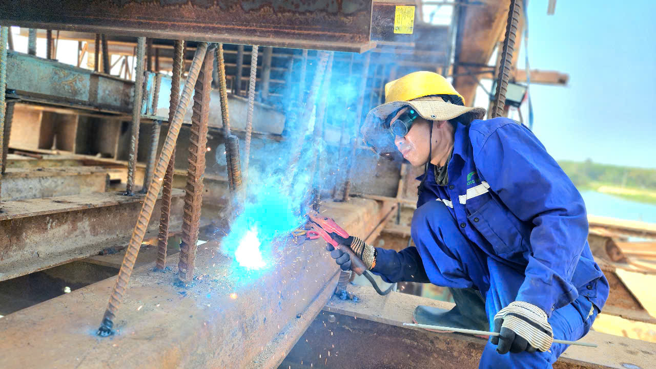 Trời nắng r&aacute;o, dự &aacute;n đường 3.500 tỷ ở Quảng Ng&atilde;i tăng tốc thi c&ocirc;ng- Ảnh 12.