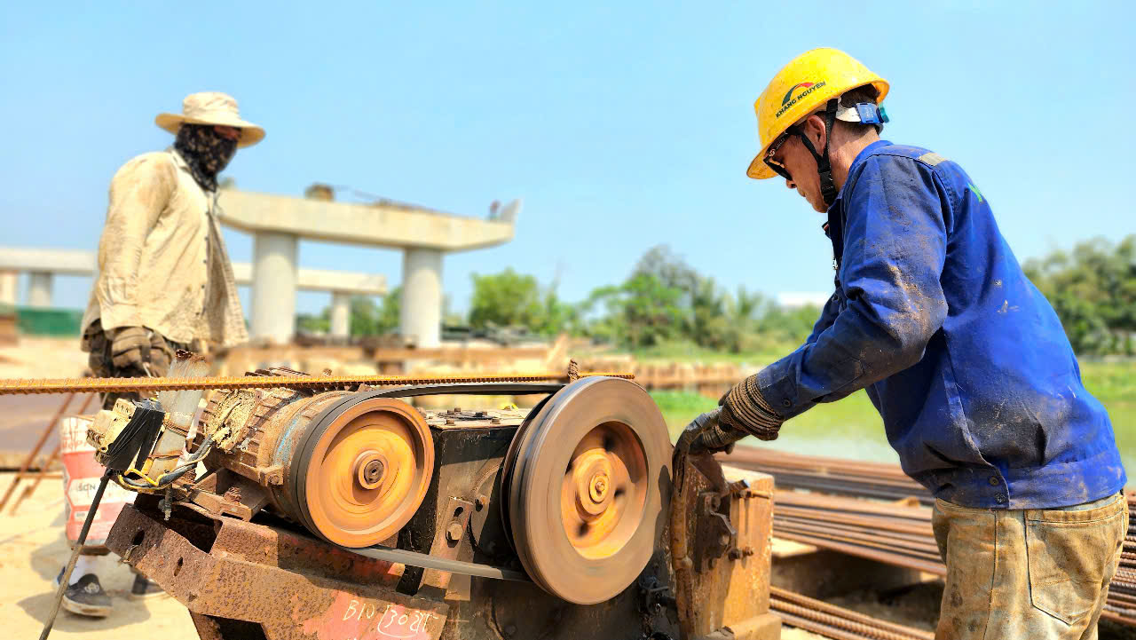 Trời nắng r&aacute;o, dự &aacute;n đường 3.500 tỷ ở Quảng Ng&atilde;i tăng tốc thi c&ocirc;ng- Ảnh 6.