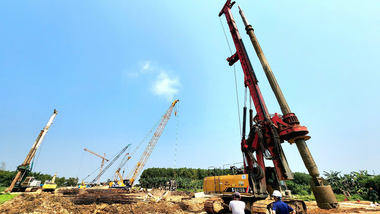 Trời nắng r&aacute;o, dự &aacute;n đường 3.500 tỷ ở Quảng Ng&atilde;i tăng tốc thi c&ocirc;ng- Ảnh 2.