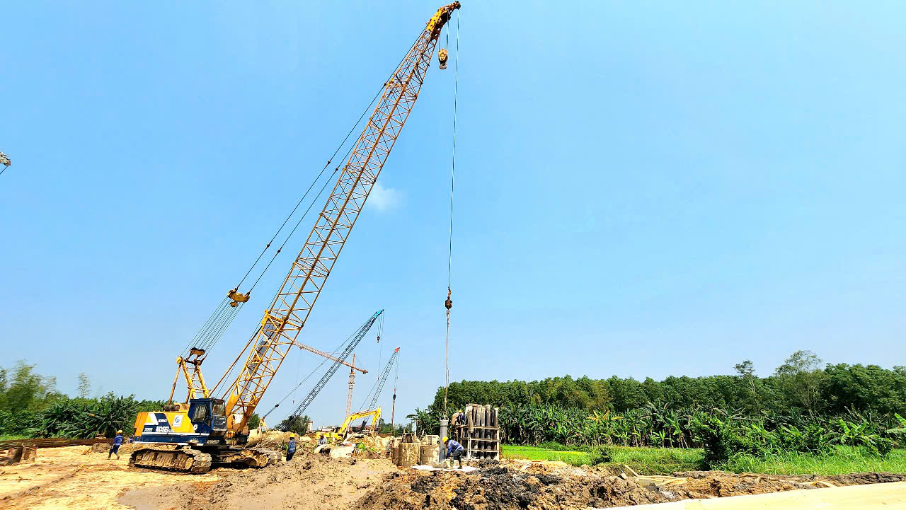 Trời nắng r&aacute;o, dự &aacute;n đường 3.500 tỷ ở Quảng Ng&atilde;i tăng tốc thi c&ocirc;ng- Ảnh 13.