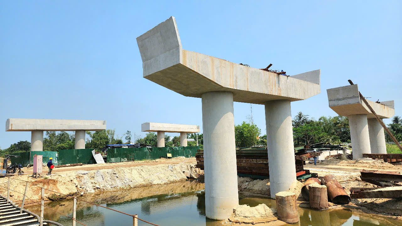 Trời nắng r&aacute;o, dự &aacute;n đường 3.500 tỷ ở Quảng Ng&atilde;i tăng tốc thi c&ocirc;ng- Ảnh 4.