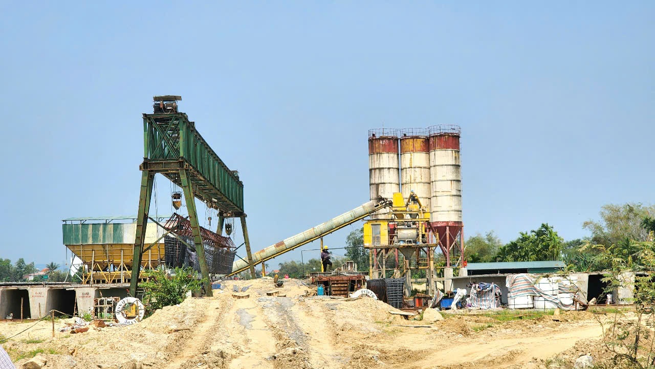 Trời nắng r&aacute;o, dự &aacute;n đường 3.500 tỷ ở Quảng Ng&atilde;i tăng tốc thi c&ocirc;ng- Ảnh 9.