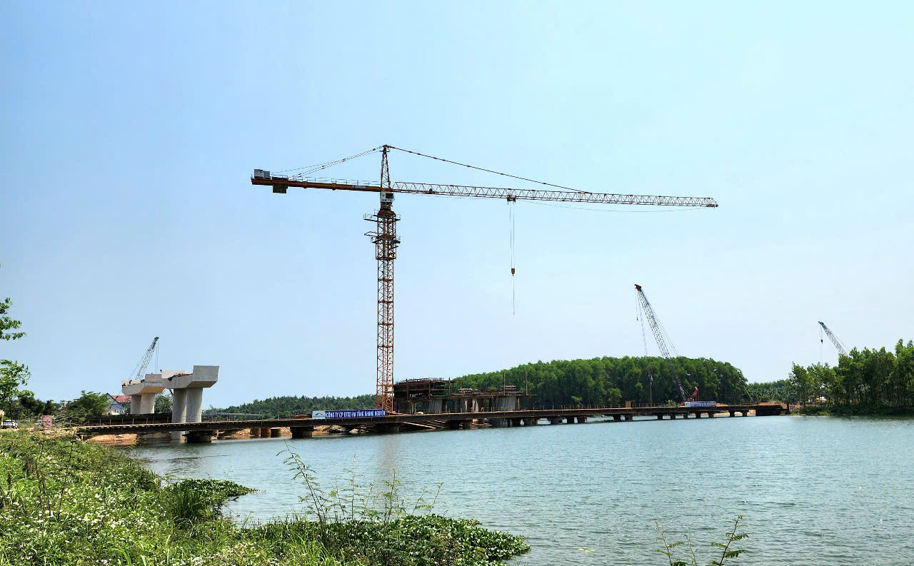 Trời nắng r&aacute;o, dự &aacute;n đường 3.500 tỷ ở Quảng Ng&atilde;i tăng tốc thi c&ocirc;ng- Ảnh 1.