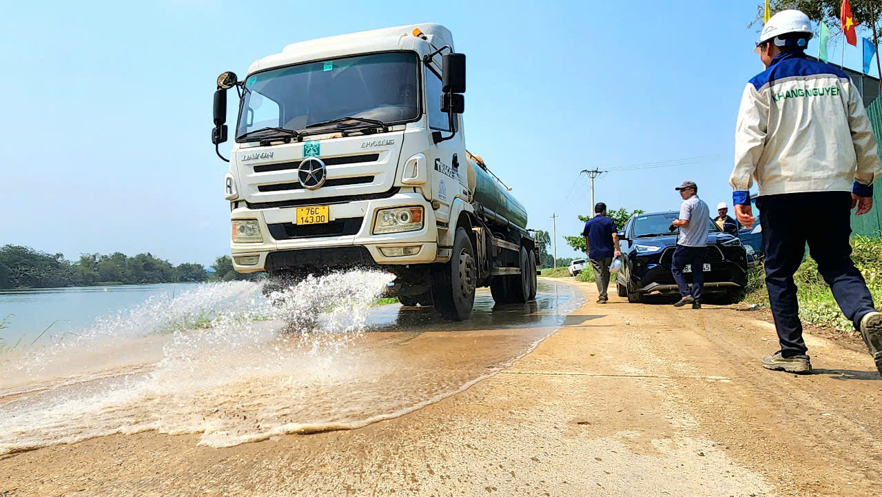 Trời nắng r&aacute;o, dự &aacute;n đường 3.500 tỷ ở Quảng Ng&atilde;i tăng tốc thi c&ocirc;ng- Ảnh 11.