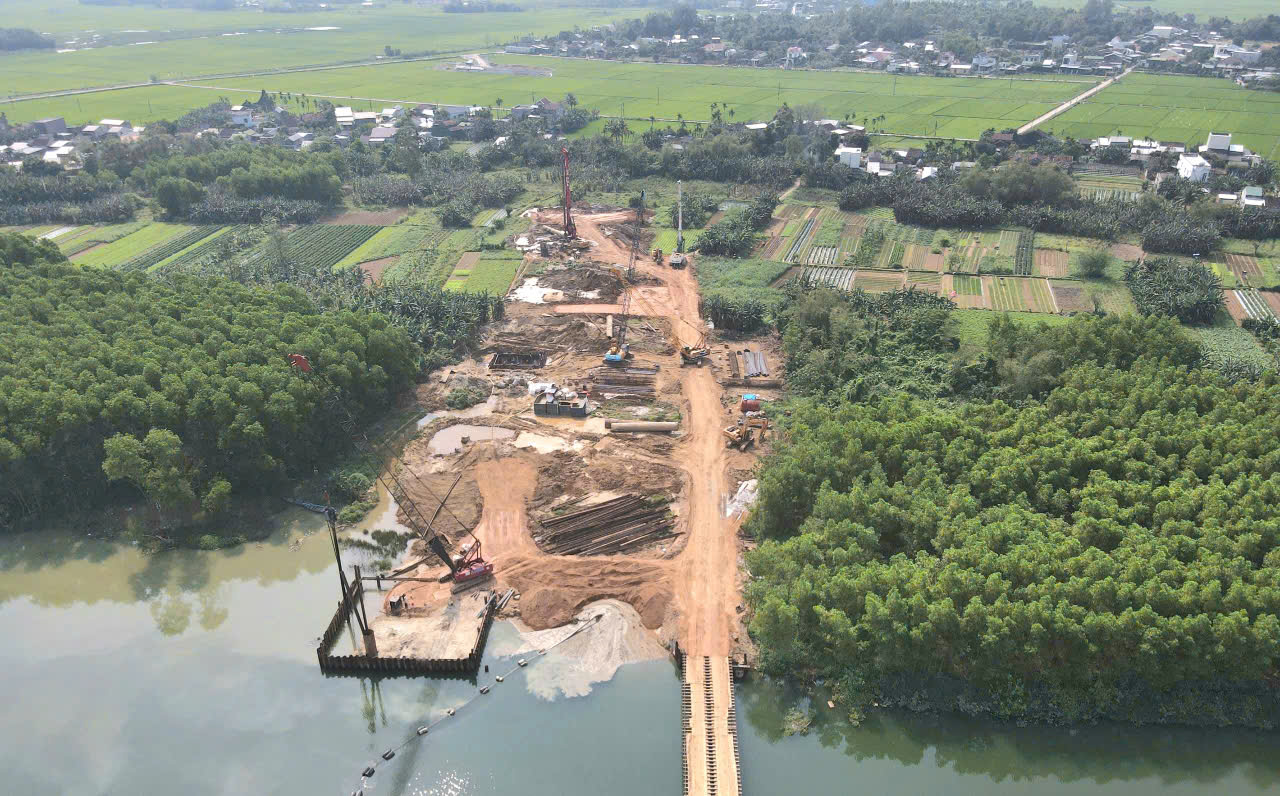 Trời nắng r&aacute;o, dự &aacute;n đường 3.500 tỷ ở Quảng Ng&atilde;i tăng tốc thi c&ocirc;ng- Ảnh 15.