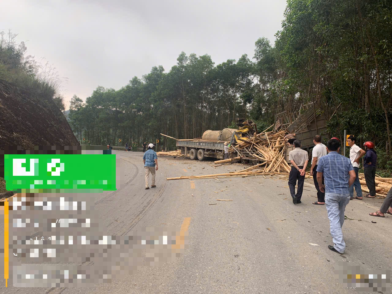 Xe cẩu tự hành va chạm xe tải, 2 người tử vong- Ảnh 1. Xe cẩu tự hành va chạm xe tải, 2 người tử vong- Ảnh 1.