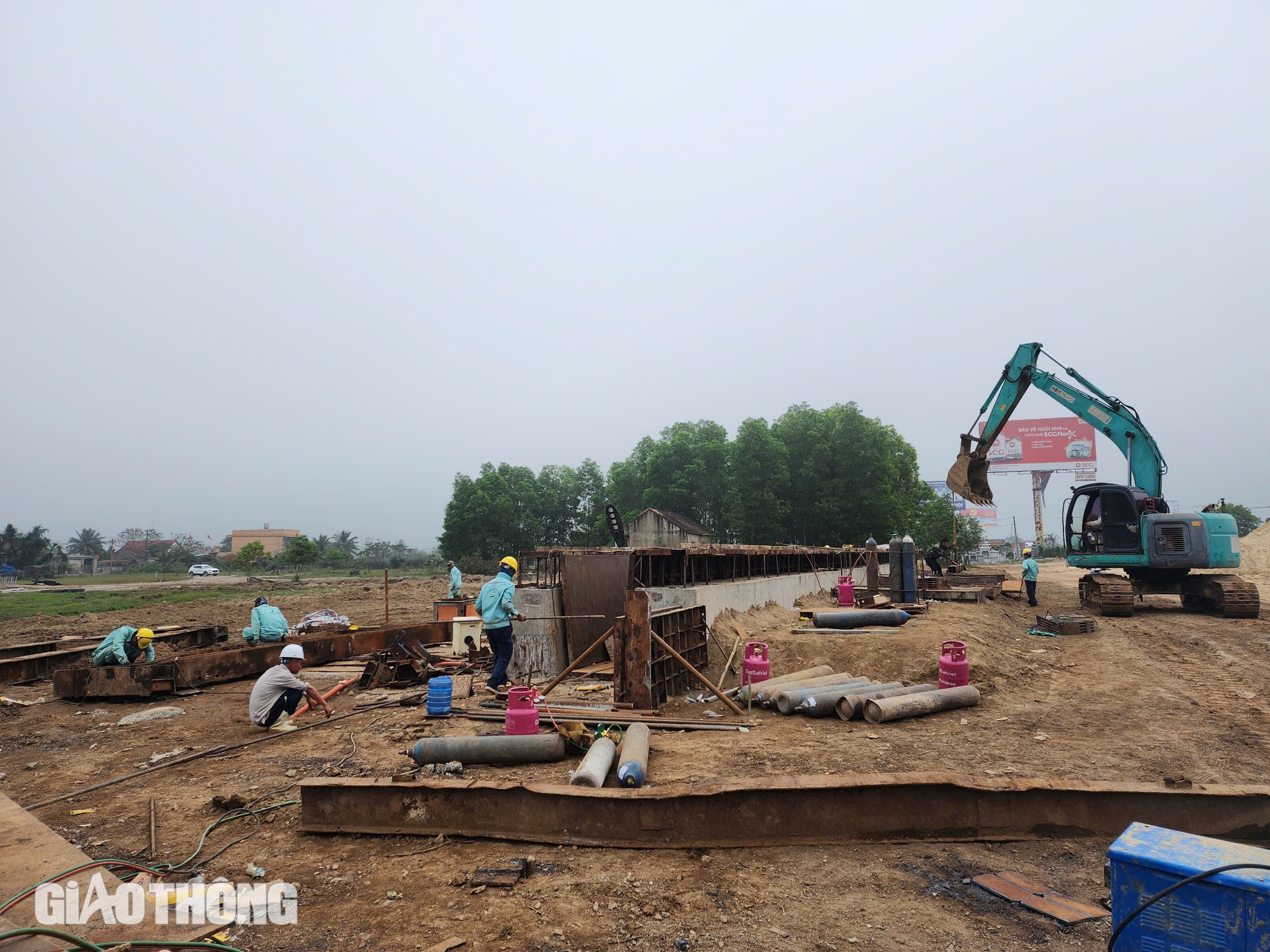 Quảng Bình: Cầu "chia lửa" với cầu Gianh đang thi công thế nào?- Ảnh 2. Quảng Bình: Cầu "chia lửa" với cầu Gianh đang thi công thế nào?- Ảnh 2.