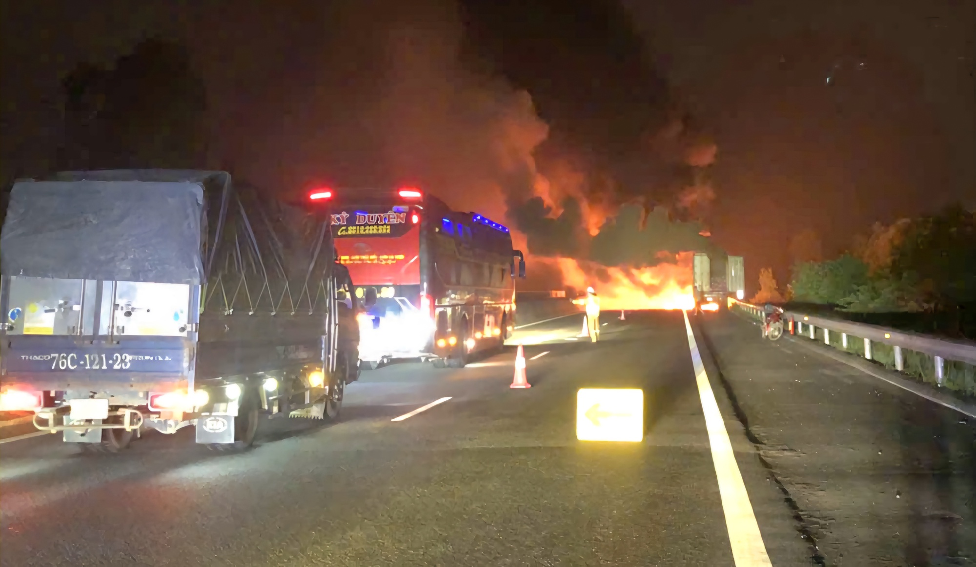 Xe đầu k&eacute;o ch&aacute;y dữ dội tr&ecirc;n cao tốc Đ&agrave; Nẵng - Quảng Ng&atilde;i- Ảnh 1.