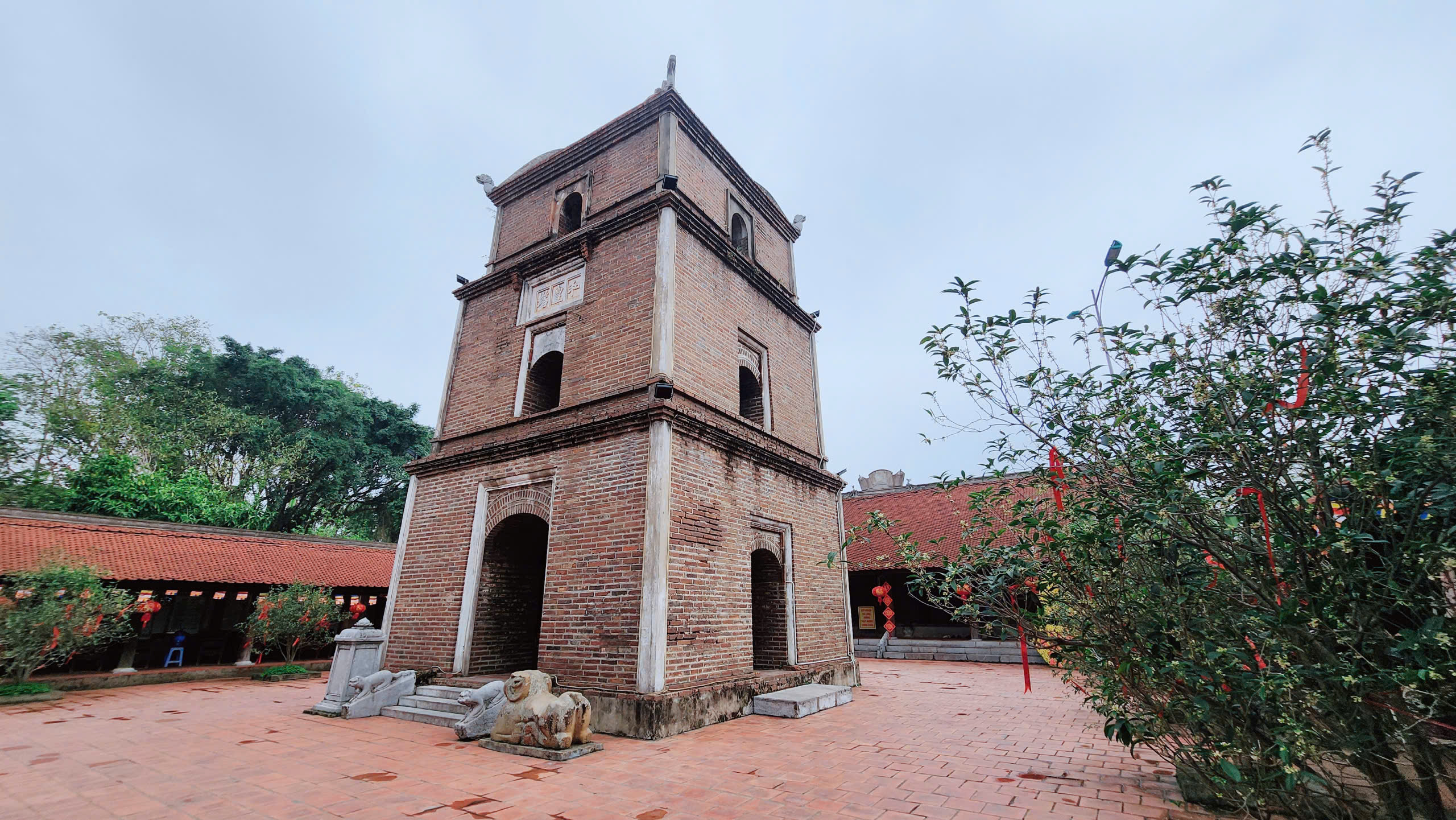 Kh&aacute;m ph&aacute; ng&ocirc;i ch&ugrave;a cổ nhất Việt Nam xuất hiện trong MV "Bắc Bling" của H&ograve;a Minzy- Ảnh 3.