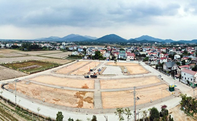 Hơn 100 người dự phi&ecirc;n t&ograve;a lưu động xử vụ đấu gi&aacute; 30 tỷ/m2 đất S&oacute;c Sơn- Ảnh 9.