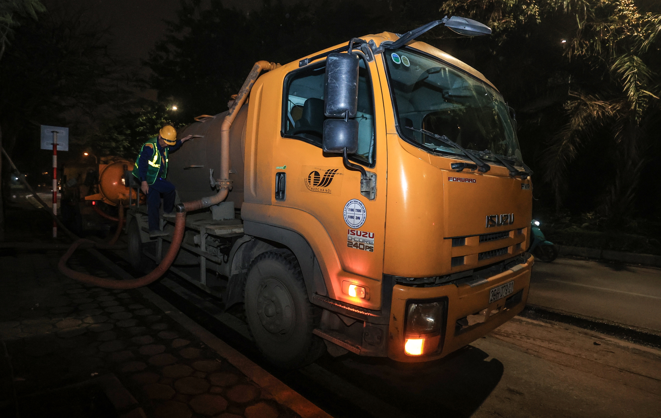 H&agrave; Nội: C&ocirc;ng nh&acirc;n ng&acirc;m m&igrave;nh trong nước đen giữa trời gi&aacute; r&eacute;t nạo v&eacute;t s&ocirc;ng T&ocirc; Lịch- Ảnh 11.