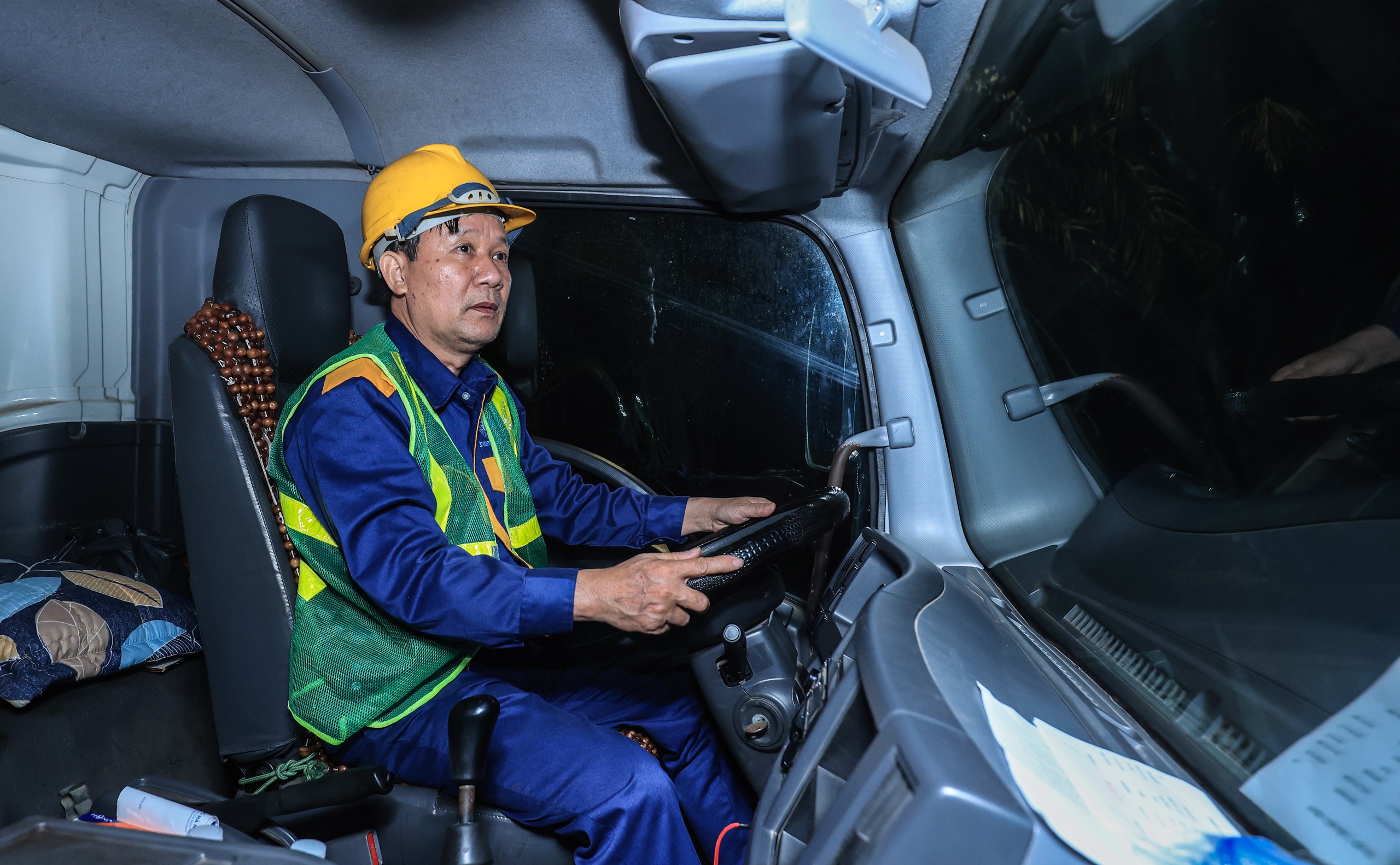 H&agrave; Nội: C&ocirc;ng nh&acirc;n ng&acirc;m m&igrave;nh trong nước đen giữa trời gi&aacute; r&eacute;t nạo v&eacute;t s&ocirc;ng T&ocirc; Lịch- Ảnh 12.