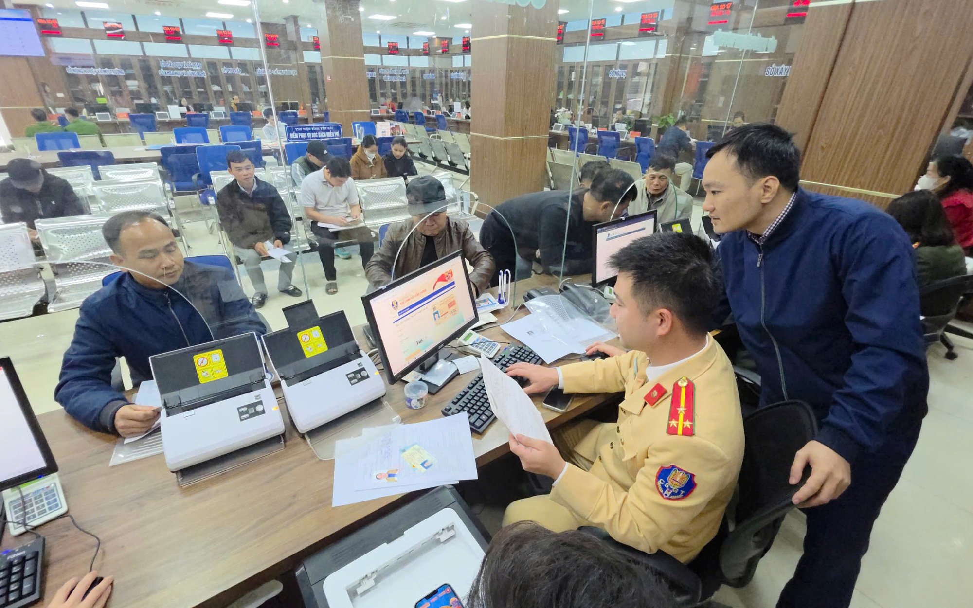 CSGT giải quyết kịp thời h&agrave;ng trăm hồ sơ cấp đổi GPLX sau gần 1 tuần