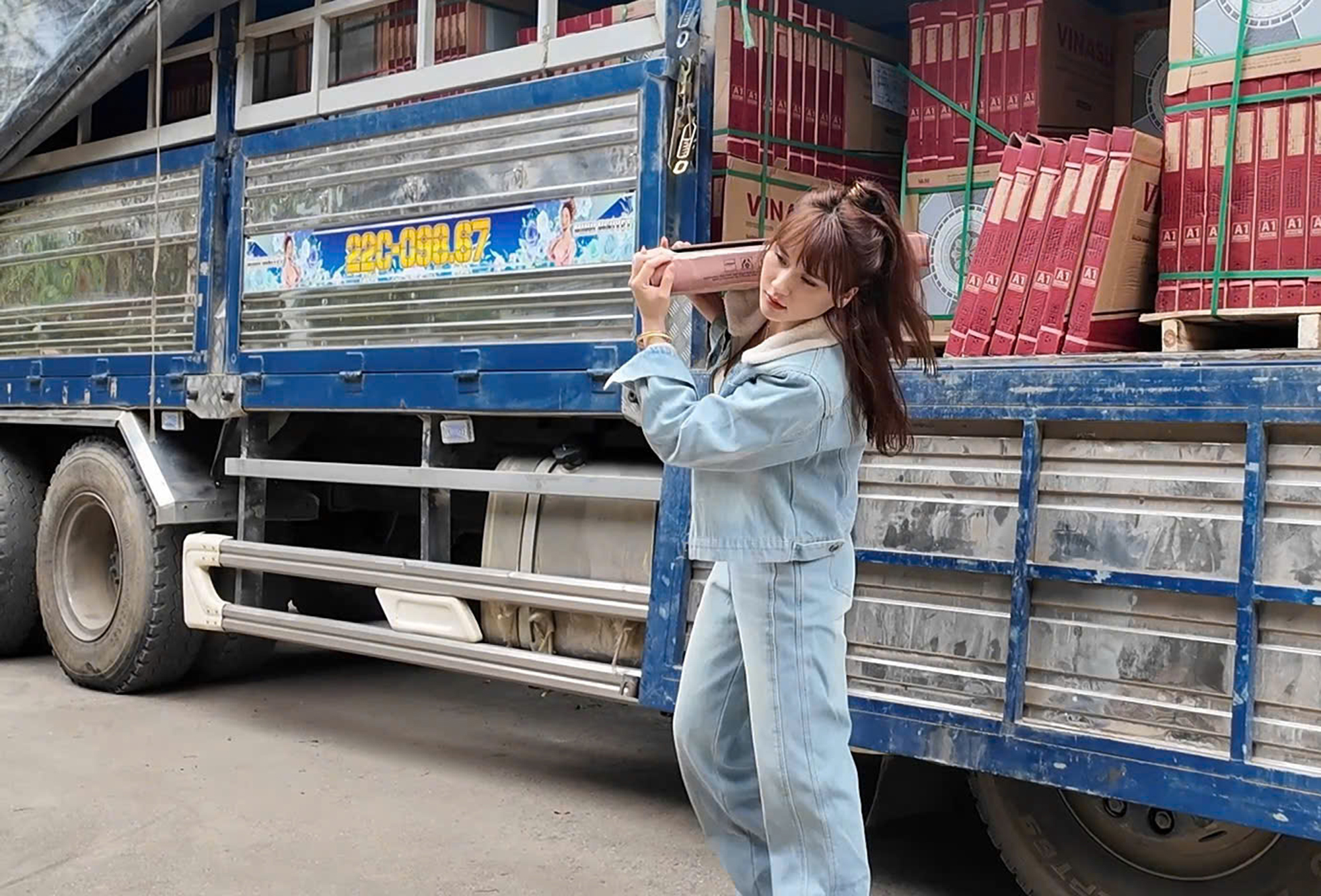 Những “bóng hồng xe tải”- Ảnh 6. Những “bóng hồng xe tải”- Ảnh 6.