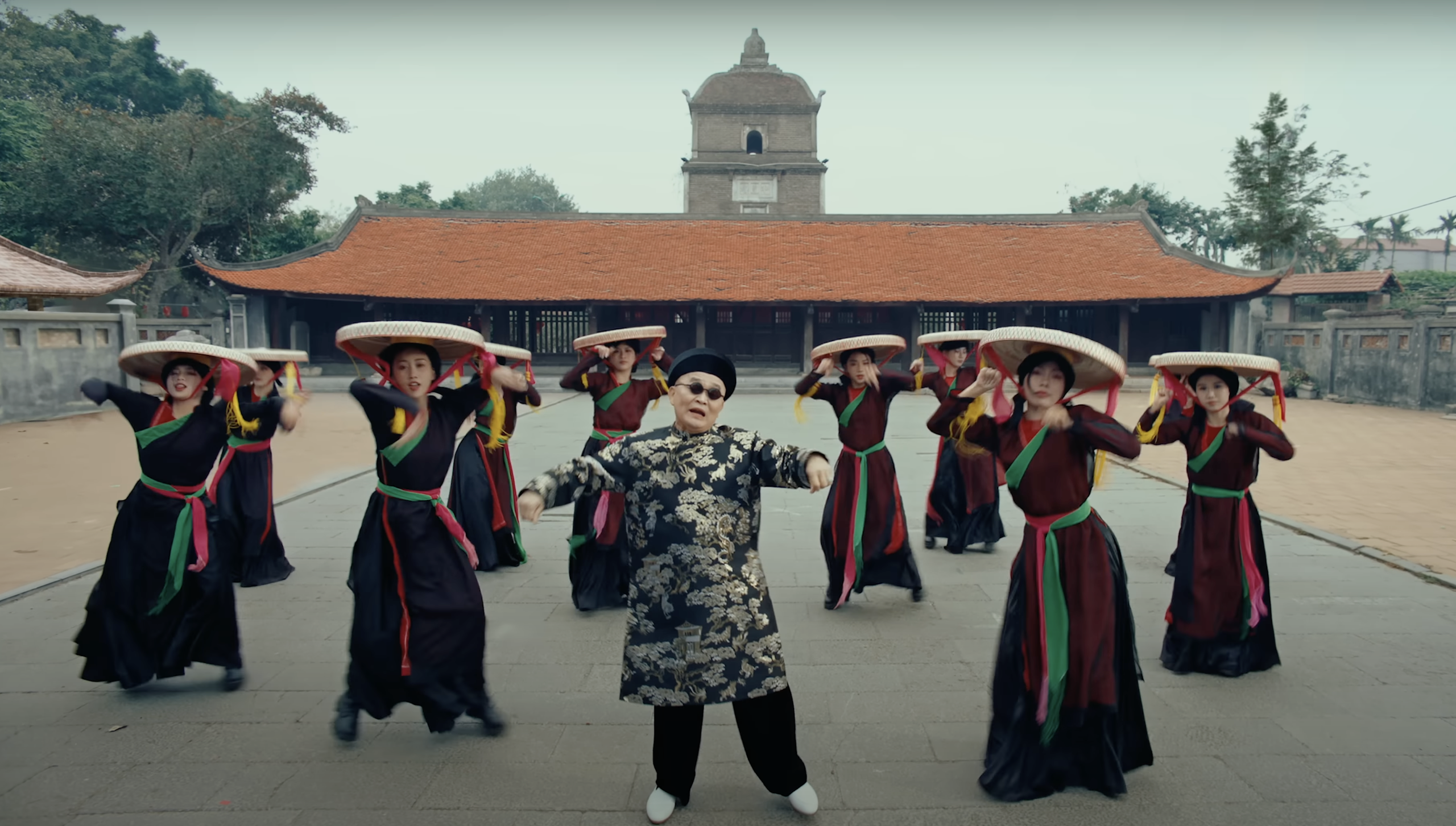 Kh&aacute;m ph&aacute; ng&ocirc;i ch&ugrave;a cổ nhất Việt Nam xuất hiện trong MV "Bắc Bling" của H&ograve;a Minzy- Ảnh 7.