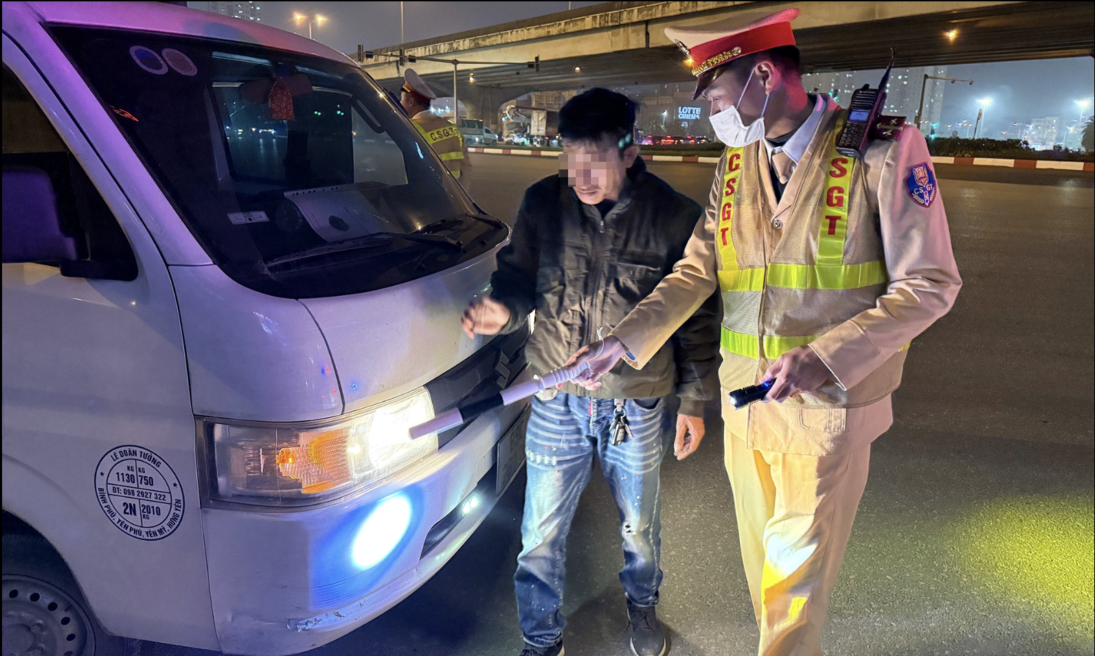 Ngăn xe “độ đèn” tham gia giao thông- Ảnh 1. Ngăn xe “độ đèn” tham gia giao thông- Ảnh 1.