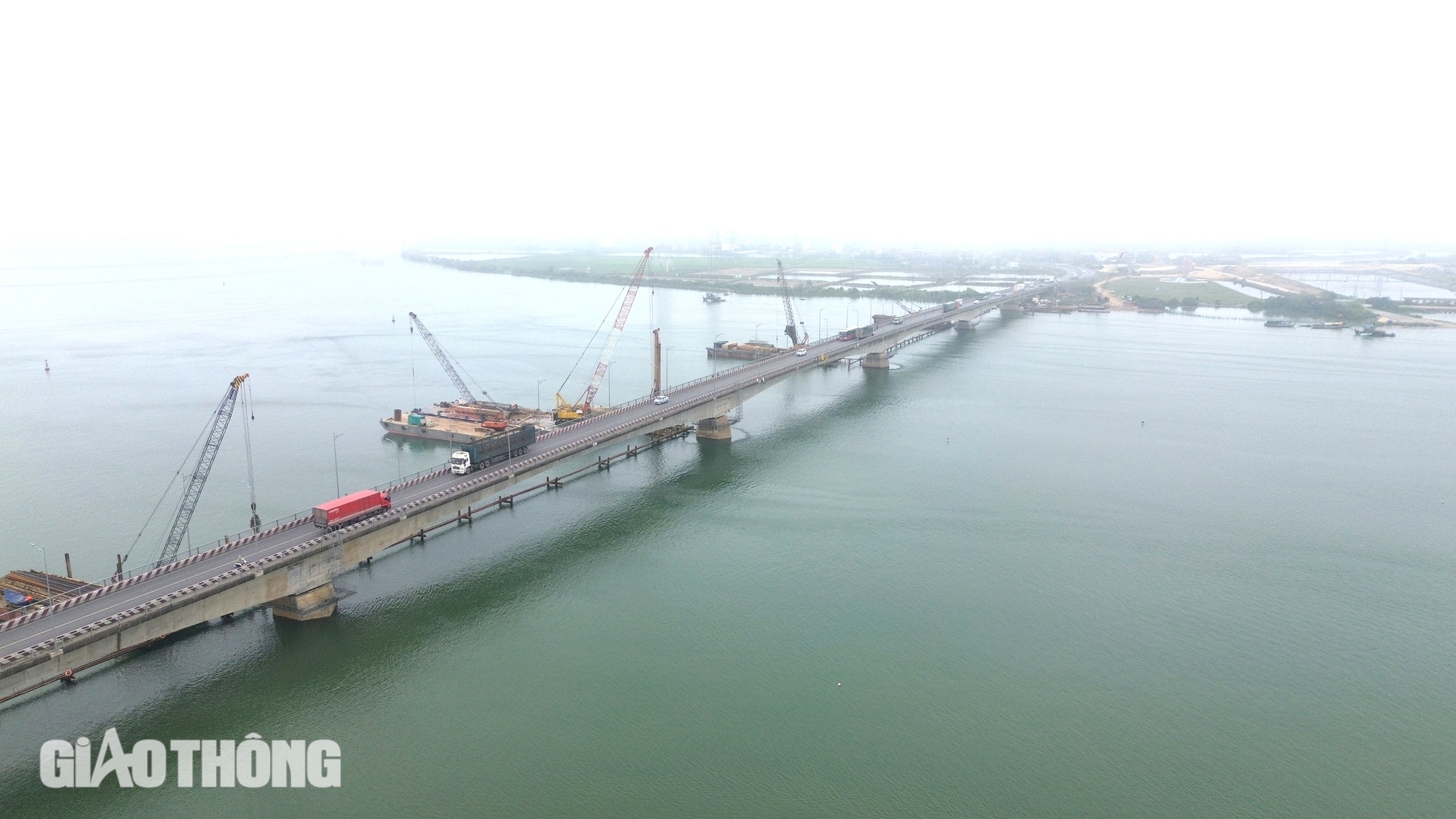 Quảng Bình: Cầu "chia lửa" với cầu Gianh đang thi công thế nào?- Ảnh 1. Quảng Bình: Cầu "chia lửa" với cầu Gianh đang thi công thế nào?- Ảnh 1.