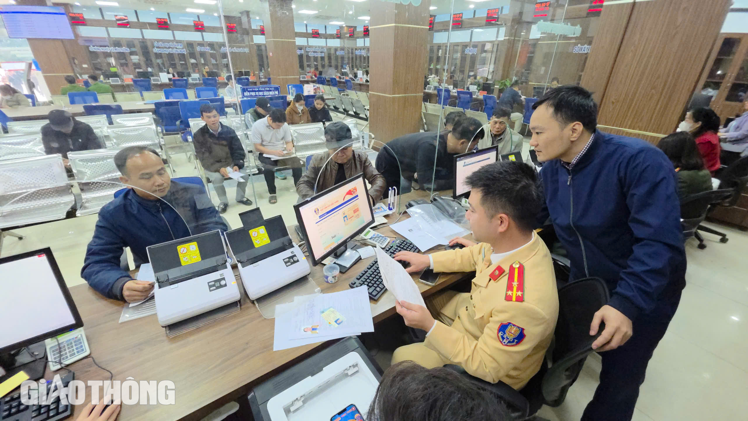CSGT giải quyết kịp thời h&agrave;ng trăm hồ sơ cấp đổi GPLX sau gần 1 tuần- Ảnh 4.