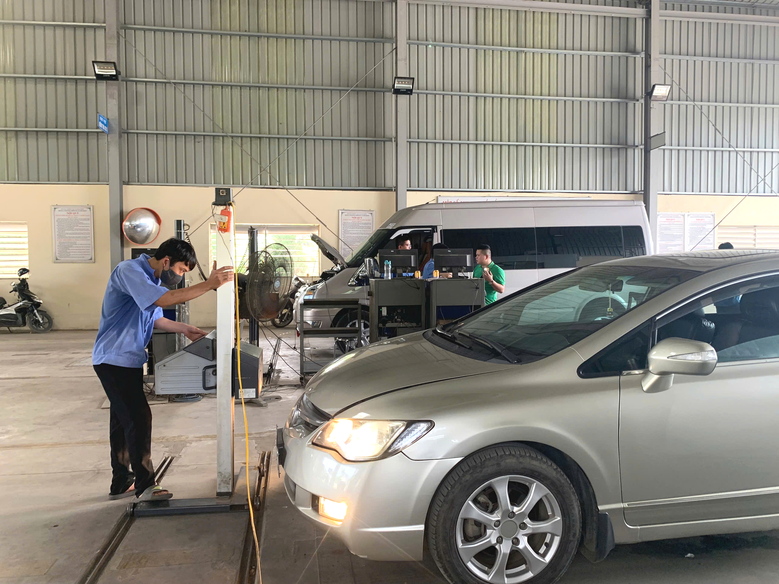 Ngăn xe “độ đèn” tham gia giao thông- Ảnh 2. Ngăn xe “độ đèn” tham gia giao thông- Ảnh 2.