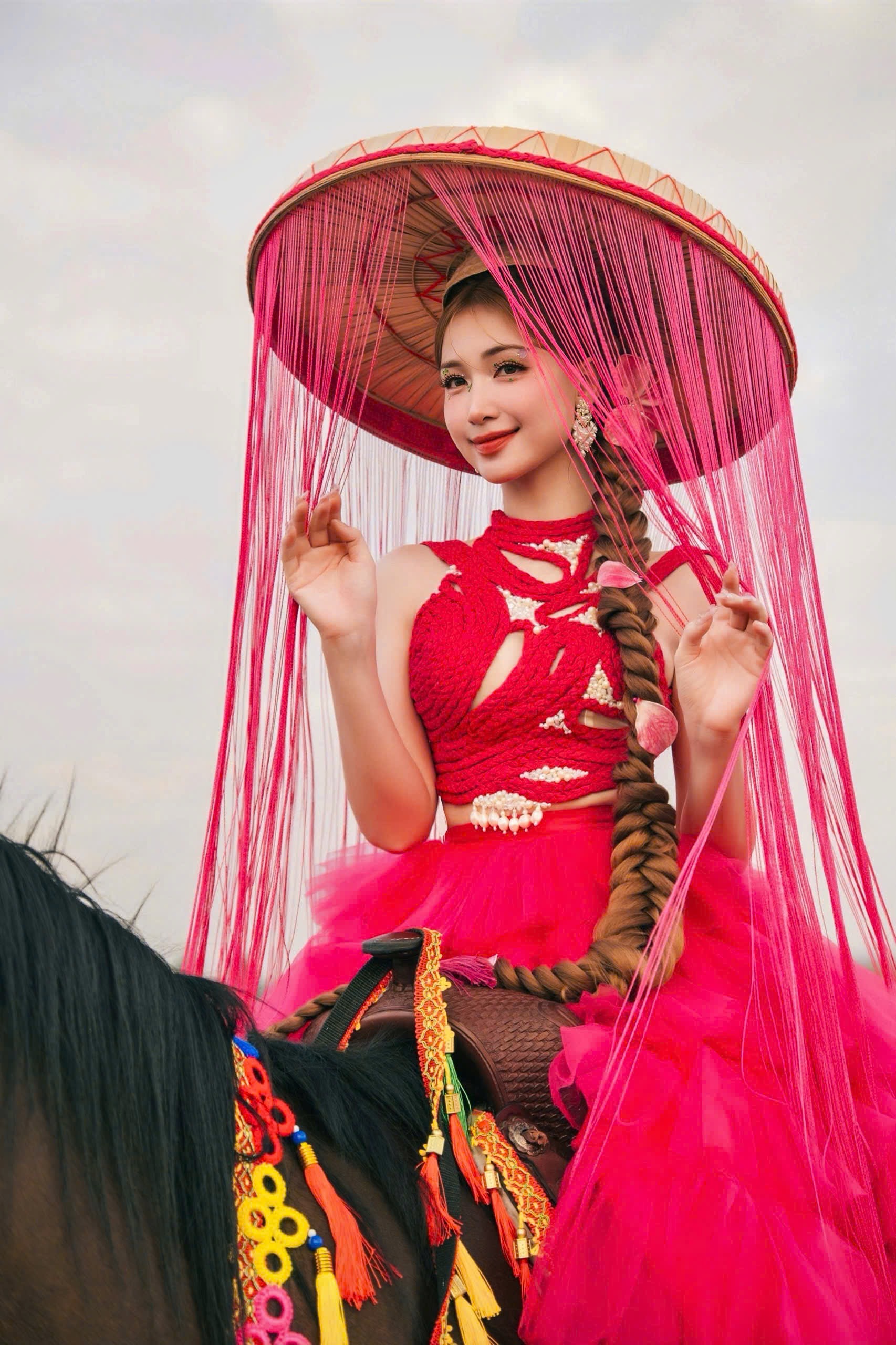 NTK Cao Minh Tiến kể tội H&ograve;a Minzy kh&oacute; t&iacute;nh trong thiết kế trang phục cho MV "Bắc Bling"- Ảnh 7.
