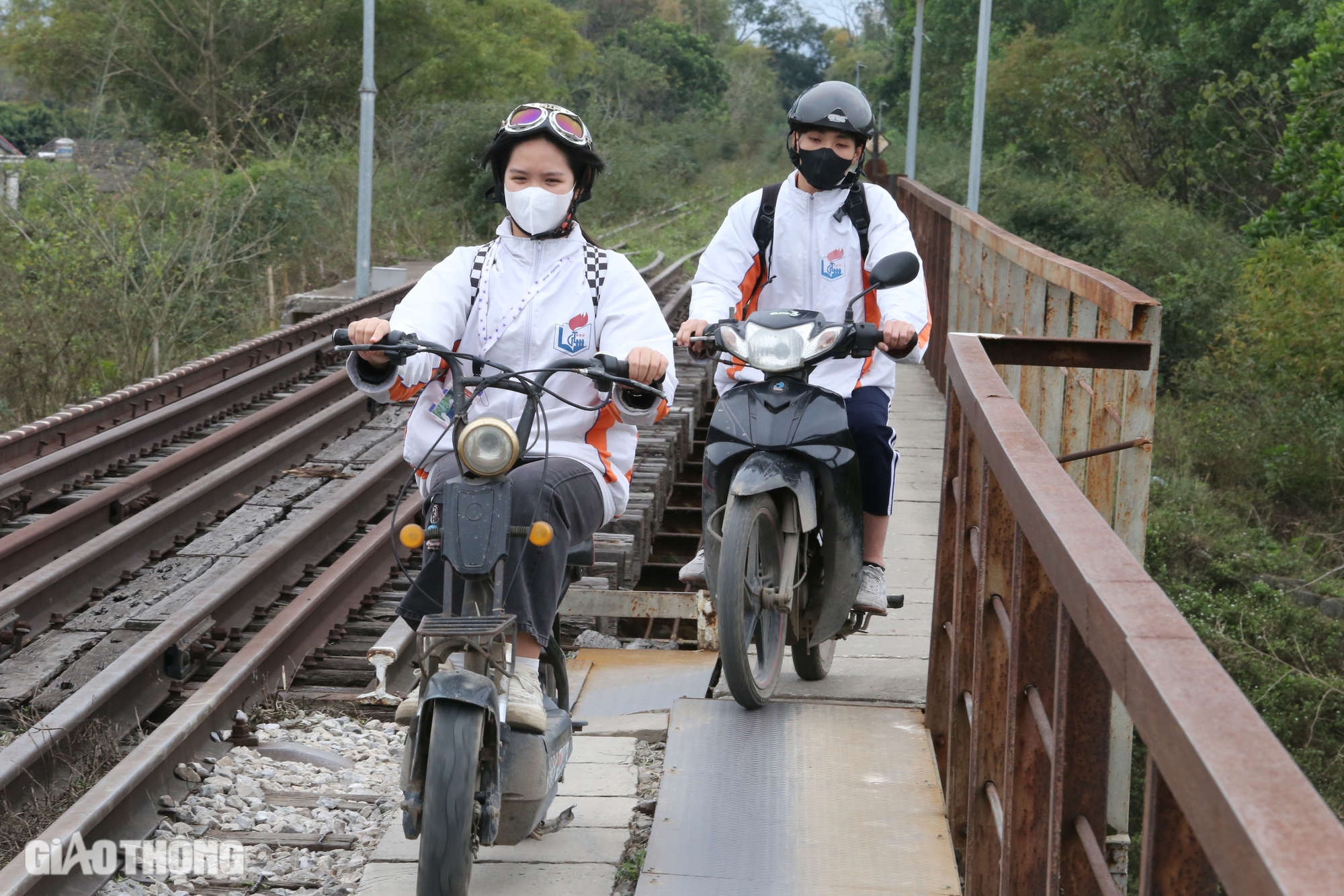 Bất chấp nguy hiểm, người d&acirc;n băng qua cầu đường sắt ở Th&aacute;i Nguy&ecirc;n- Ảnh 8.