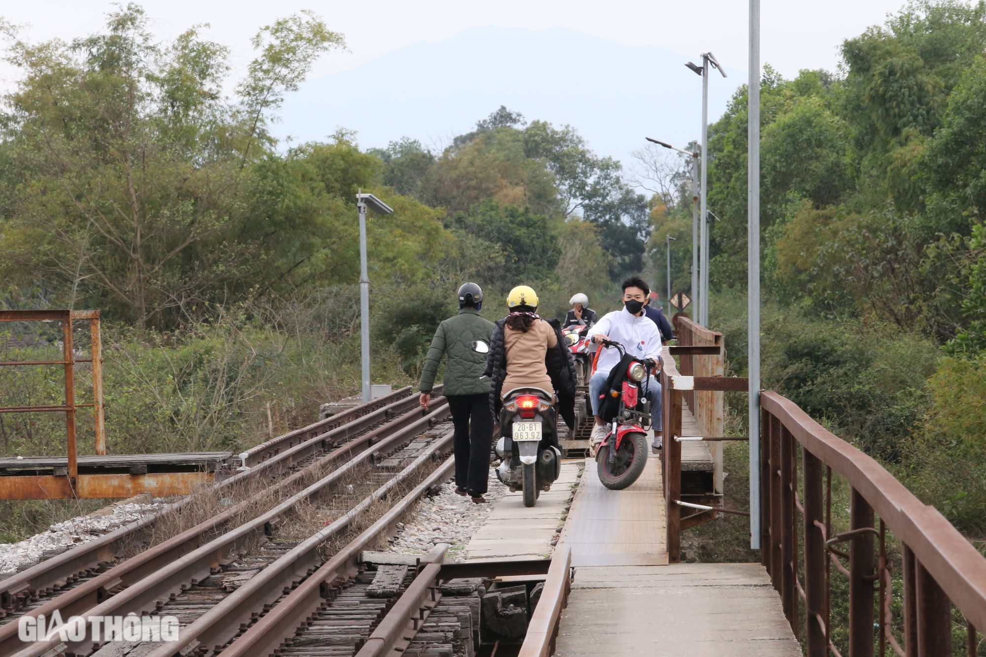 Bất chấp nguy hiểm, người d&acirc;n băng qua cầu đường sắt ở Th&aacute;i Nguy&ecirc;n- Ảnh 15.