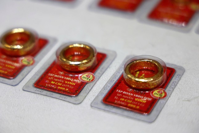 Vượt mốc lịch sử, giá vàng trong nước giao dịch trên 93 triệu đồng mỗi lượng- Ảnh 1. Vượt mốc lịch sử, giá vàng trong nước giao dịch trên 93 triệu đồng mỗi lượng- Ảnh 1.